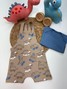 Conjunto Jardineira Bebê Menino Suedine Dino Skateista