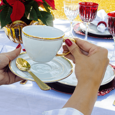 Xicara com Pires de Porcelana P/Chá Versa com Filete em Ouro 24k