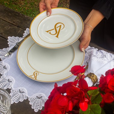 Kit 6 Pratos Rasos de Porcelana Iniciais Borda Personalizadas Dourado