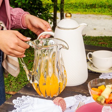 Garrafa Térmica em Porcelana Baronesa Dourado