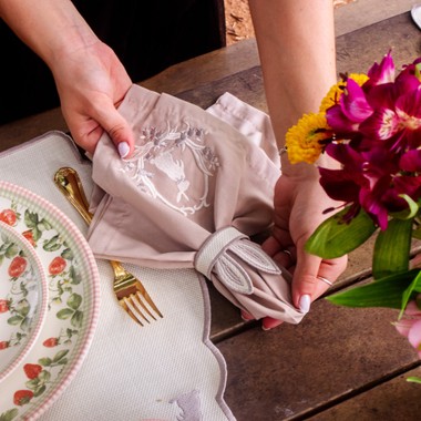 Kit 2 Guardanapos e Argolas de Páscoa Ninho Bordado Taupe