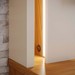 Estante para TV Até 75 Polegadas Jordao 2 Portas Ripado com Led Off White Matte/Freijó - Colibri