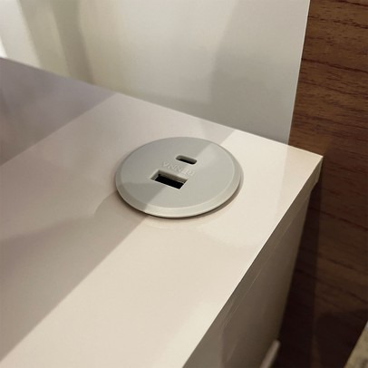 Conjunto Mesas de Cabeceira Theo 2 Gavetas com Porta Usb e C Cinamomo/Off White - Pnr Móveis