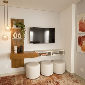 Painel Ripado Flex P/Tvs Até 70”nicho e Porta Basc – 1,60mt, 1,80mt e 2,00mt - Montagem do Painel Ambos Lados Cedro Cedro Off White