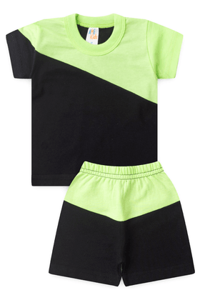 Conjunto de Blusa e Shorts Meia Malha Menino - Preto e Verde -  Ame Kids