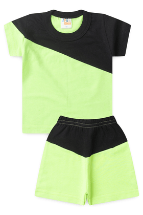 Conjunto de Blusa e Shorts Meia Malha Menino - Verde e Preto -  Ame Kids